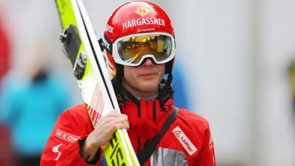 Ski Austria-Ass am Knie verletzt